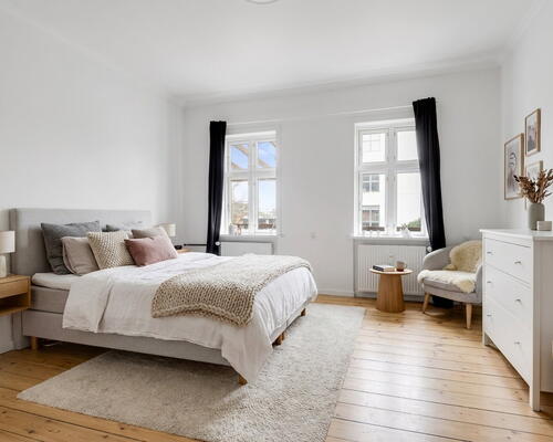 Nyrenoveret herskabslejlighed på 209 m2 med stor terrasse – få skridt fra byparken og gågaden