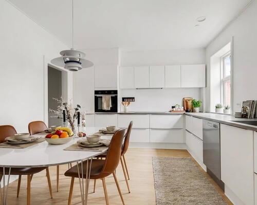 Nyrenoveret herskabslejlighed på 209 m2 med stor terrasse – få skridt fra byparken og gågaden