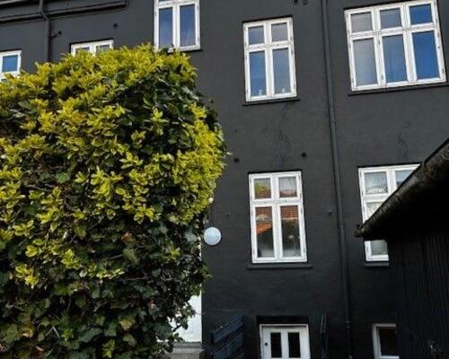 Charmerende 2-værelses med hyggeligt gårdmiljø
