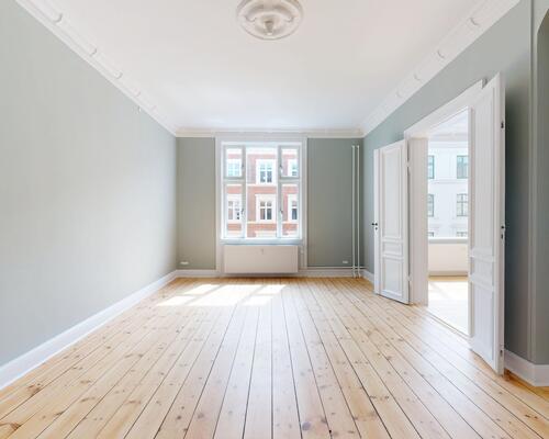Ny moderniseret herskabslejlighed centralt i København