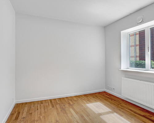Stor og rumlig 4-værelses lejlighed på hele 123 m2 ved Furesø med både altan og terrasse. Højt til loftet og 2 badeværelser!