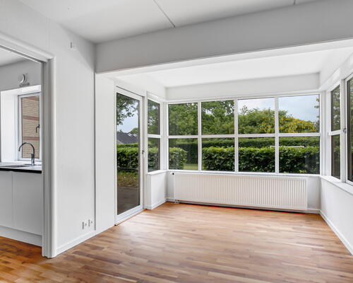 Stor og rumlig 4-værelses lejlighed på hele 123 m2 ved Furesø med både altan og terrasse. Højt til loftet og 2 badeværelser!