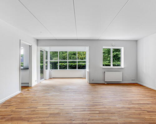 Stor og rumlig 4-værelses lejlighed på hele 123 m2 ved Furesø med både altan og terrasse. Højt til loftet og 2 badeværelser!