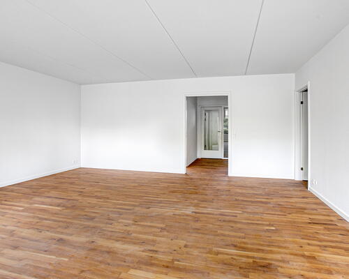 Stor og rumlig 4-værelses lejlighed på hele 123 m2 ved Furesø med både altan og terrasse. Højt til loftet og 2 badeværelser!