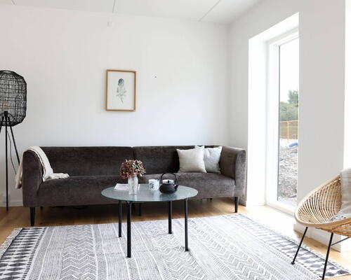 Flot 4-værelses rækkehus med lyst materialevalg, ekstra opbevarings plads og dejlig sydvendt terrasse og have - Ingen bindingsperiode!