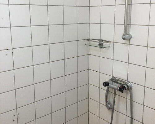 Lys 1-værelses i stueplan med separat køkken, direkte udgang til udeareal og parkering med ladestander