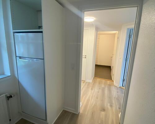 Nyrenoveret 2-værelses lejlighed på 1. sal med central beliggenhed.