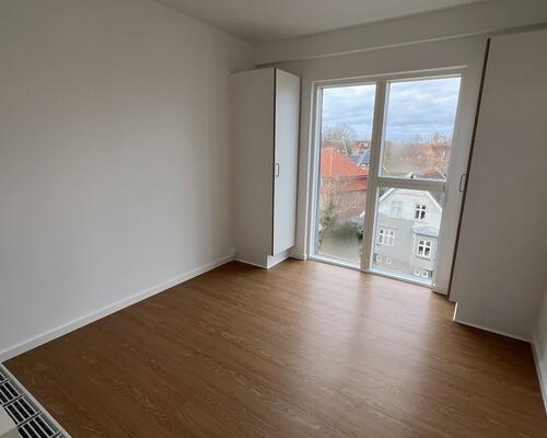 Nyopført moderne lejlighed i to plan