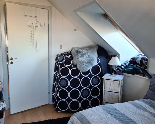 Lys 2-værelses taglejlighed på 78 m2 med synlige bjælker og vaskemaskine – tæt på indkøb og byliv