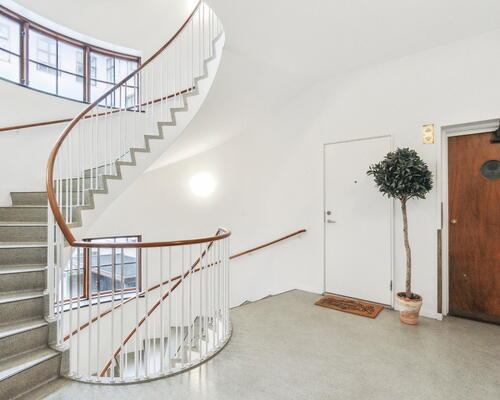 Moderne liebhaver bolig i en af Københavns mest eftertragtede gader