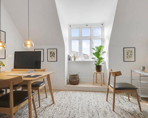 Lys og rummelig 4-værelses i smuk ejendom midt i centrum – 100 m2 med charme og hverdagsvenlig planløsning
