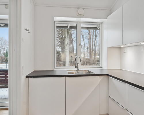 Attraktiv 3-vær. lejlighed på 105 m2 ved Furesø med 2 altaner. Privat badebro til ejendommen. Stort depotrum i kælderen. Højt til loftet!