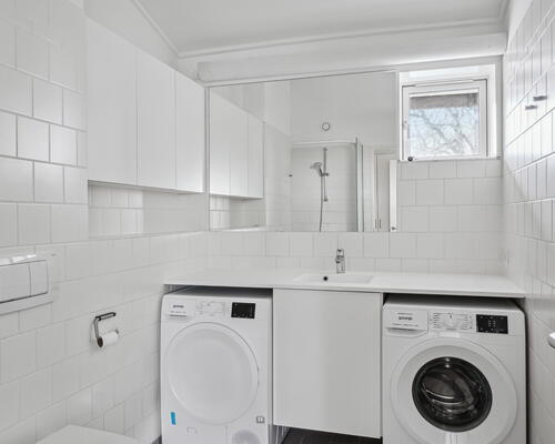 Attraktiv 3-vær. lejlighed på 105 m2 ved Furesø med 2 altaner. Privat badebro til ejendommen. Stort depotrum i kælderen. Højt til loftet!