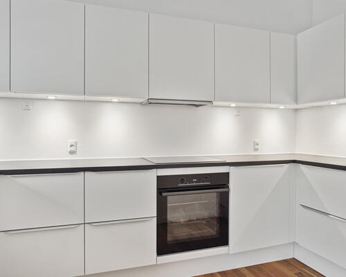 Attraktiv 3-vær. lejlighed på 105 m2 ved Furesø med 2 altaner. Privat badebro til ejendommen. Stort depotrum i kælderen. Højt til loftet!