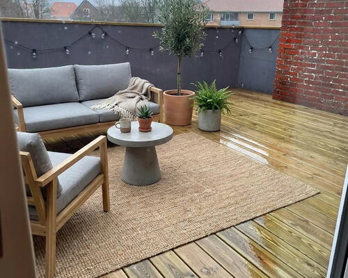 Lys 2-værelses lejlighed på 73 m2 med stor træterrasse.