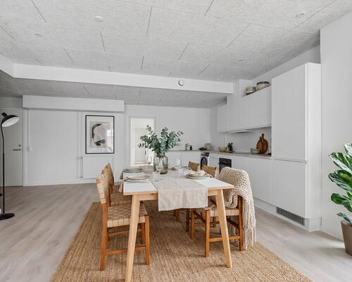Nyrenoveret luksus-lejlighed med 2 soveværelser i stueplan
