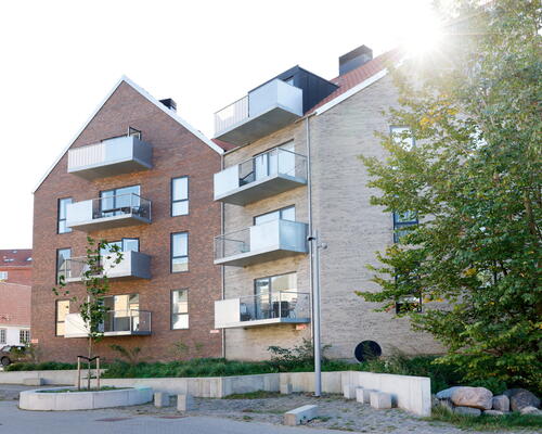 Dejlig 3 vær. bolig højt beliggende. Store vinduer og dejlig lys lejlighed med udkig til grønt.