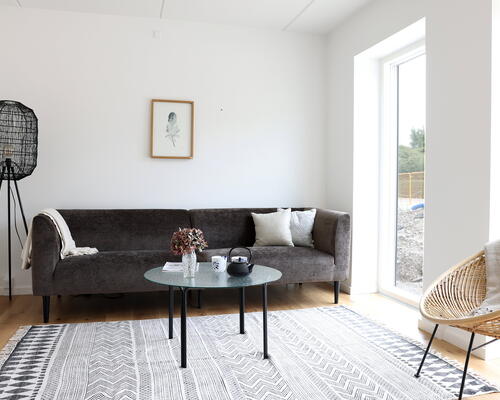 Lækkert 4-værelses rækkehus med dejlig sydvendt terrasse og have, god plads til hele familien og to toiletter - Ingen bindingsperiode!