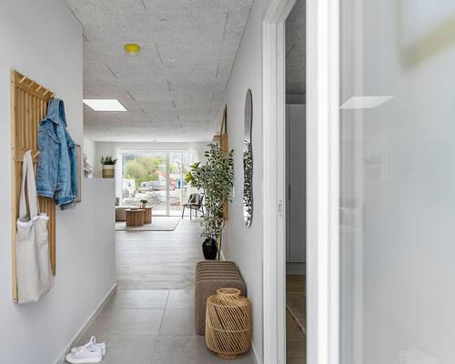 Nyopført familievenligt rækkehus i Snejbjerg med privat have/terrasse og mulighed for ladestander.