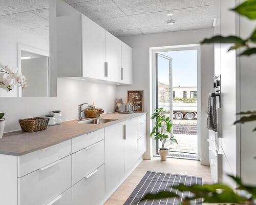 Nyopført familievenligt rækkehus i Snejbjerg med privat have/terrasse og mulighed for ladestander.