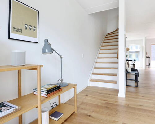 Flot 4-værelses rækkehus med lyst materialevalg, ekstra opbevarings plads og dejlig sydvendt terrasse og have - Ingen bindingsperiode!