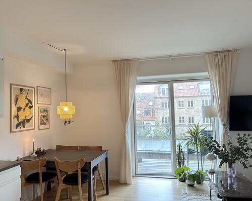 Lys og moderne lejlighed med altan i hjertet af Aarhus