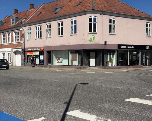 Super fed lejlighed tæt på centrum