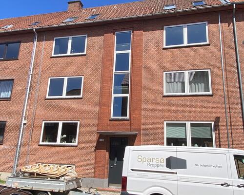 2-værelses lejlighed med altan lige udenfor voldende
