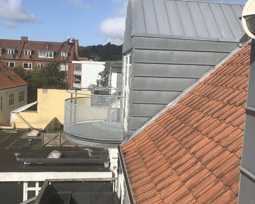 Stor 3. værelses lejlighed med altan