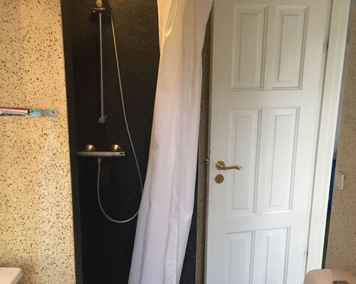 Lækker lejlighed med hyggelig have