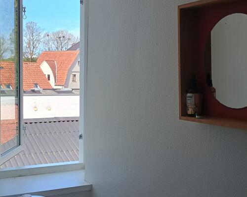 Stor 2. værelses i fredet ejendom