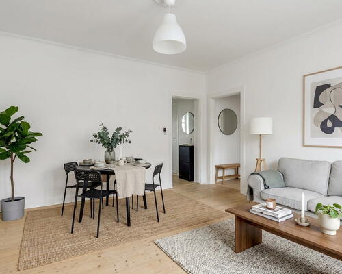 Lys 2-værelses på 62 m2 med altan, separat køkken og moderniseret bad