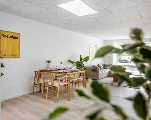 Familievenligt nyopført rækkehus i Snejbjerg med privat have/terrasse og mulighed for ladestander.
