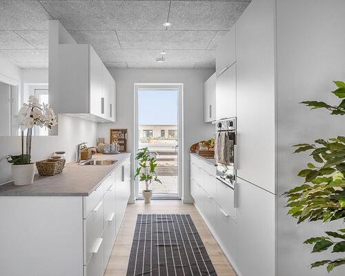 Familievenligt nyopført rækkehus i Snejbjerg med privat have/terrasse og mulighed for ladestander.