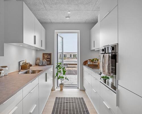 Familievenligt nyopført rækkehus i Snejbjerg med privat have/terrasse og mulighed for ladestander.