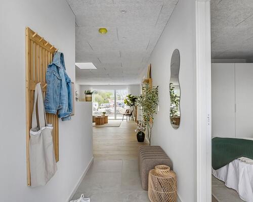 Familievenligt nyopført rækkehus i Snejbjerg med privat have/terrasse og mulighed for ladestander.