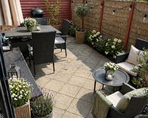 Lækkert rækkehus i 1-plan med egen terrasse og have.
