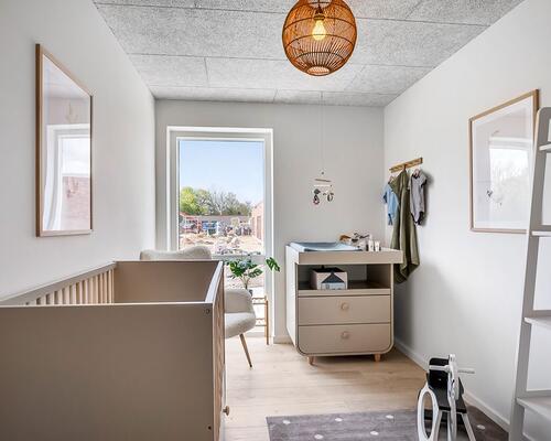 Nyopført familievenligt rækkehus i Snejbjerg med privat have/terrasse og mulighed for ladestander.