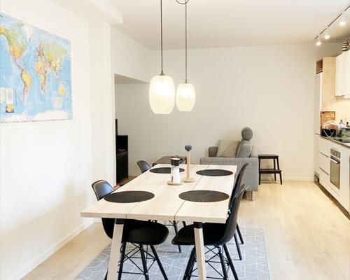 Charmende stuelejlighed med egen indgang i centrum