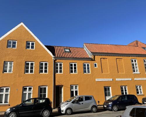 Charmende stuelejlighed med egen indgang i centrum