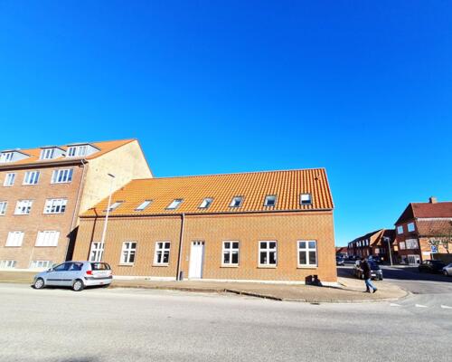 Lys 3-værelses tagetagelejlighed på 87 m2 med skønne ovenlysvinduer – mulighed for møblering