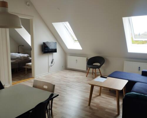 Lys 3-værelses tagetagelejlighed på 87 m2 med skønne ovenlysvinduer – mulighed for møblering