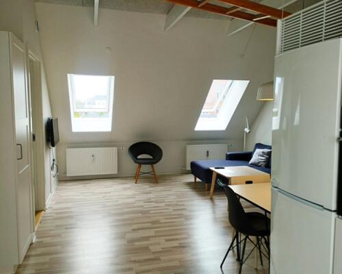 Lys 3-værelses tagetagelejlighed på 87 m2 med skønne ovenlysvinduer – mulighed for møblering
