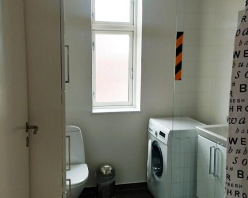 Lys 3-værelses tagetagelejlighed på 87 m2 med skønne ovenlysvinduer – mulighed for møblering
