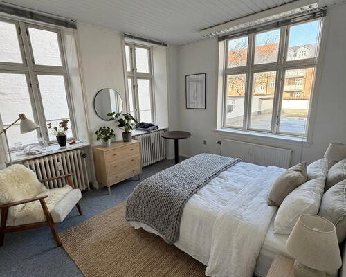 Lys 3-værelses i stueplan – 89 m2 med stort opholdsrum, separat toilet og bad