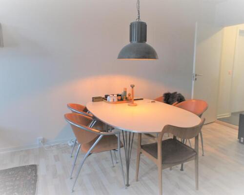 Nyrenoveret 3-værelses på 94 m2 med stort alrum og central beliggenhed – mulighed for møblering