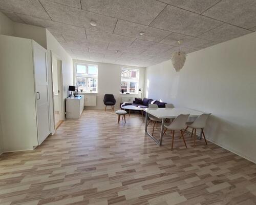 Nyrenoveret 3-værelses på 94 m2 med stort alrum og central beliggenhed – mulighed for møblering