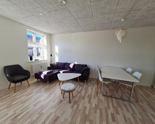 Nyrenoveret 3-værelses på 94 m2 med stort alrum og central beliggenhed – mulighed for møblering