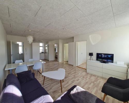 Nyrenoveret 3-værelses på 94 m2 med stort alrum og central beliggenhed – mulighed for møblering