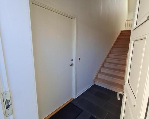 Nyrenoveret 3-værelses på 94 m2 med stort alrum og central beliggenhed – mulighed for møblering